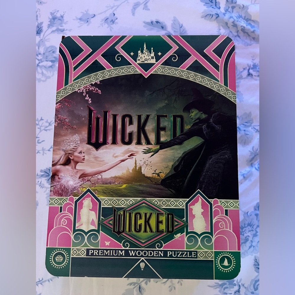 212 🧩 wooden puzzle - wicked themed by universal